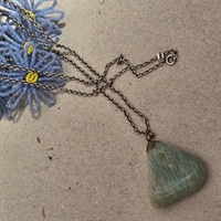 trekantet-sten-beige-lysegroen-vedhaeng-i-metal-kaede-retro-smykke